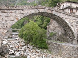 Il ponte romano di Pont-Saint-Martin (22413 bytes)